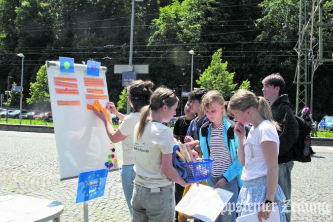 Tora und Finya (vorne v.r.) im Gespräch mit Jugendarbeiterin Karen Beckwermerth.Foto: Julia Palmert