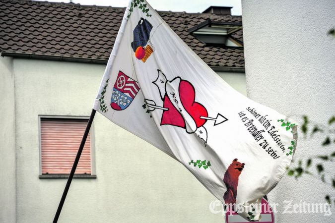 Die Fahne der Kerbegesellschaft „Amor“ weht im Juli über Bremthal.Archiv-Foto: Jonas Schönian
