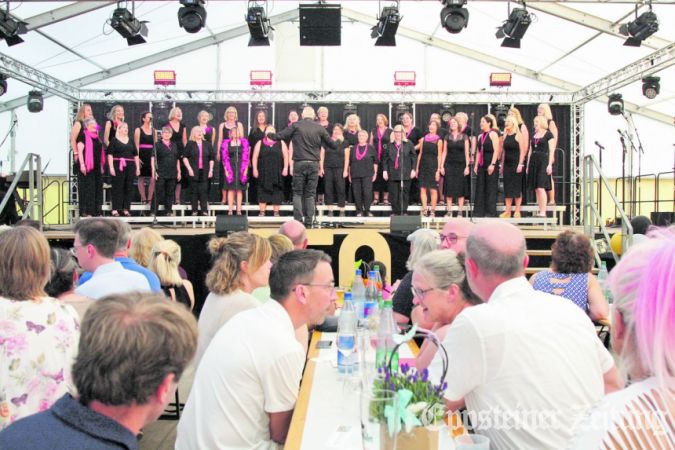 Das Gala-Konzert am Samstagabend eröffnete der Frauenchor „Me-lo-ma-nie“ im voll besetztem Festzelt.Foto: Beate Schuchard-Palmert