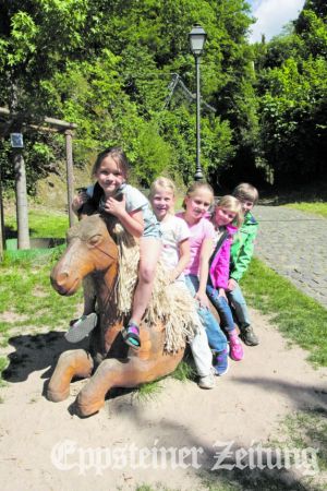 Samantha, Anna, Gloria, Hanna und Paul (v.li.) sind alle im Grundschulalter und finden, dass das Haflinger Pferd in der Wooganlage einen Namen bekommen sollte. 
            Foto: Beate Schuchard-Palmert