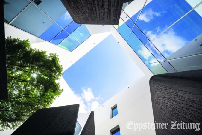 Blick vom Atrium des Museums mre Wiesbaden in den Himmel. (c) mre/ Foto: Helbig Marburger