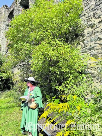Sonja von Saldern erzählt von Honigmachern auf der Burg.  Foto: Burgmuseum