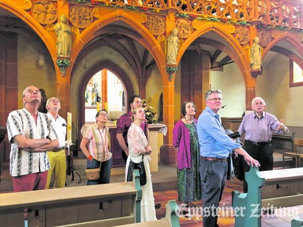 Die Gruppe des Burgvereins vor dem pr&auml;chtigen Lettner in der ehemaligen Wallfahrtskirche St. Maria in Hirzenhain. Fotos: Julia Palmert/weitere Fotos auf www.eppsteiner-zeitung.de