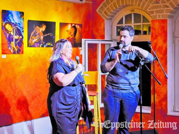 Heimspiel für die Eppsteinerin Nicole Decher, hier mit Moderator und Comedian Sven Mandl  auf der Bühne der Wunderbar.
            Foto: Sabrina Reulecke