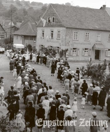 Ein bedauernder Post von Rosi Heinz aus dem ehemaligen „Grünen Tal“: Die Prozession zieht auf dem Foto von 1960 am damaligen Gasthaus (l.) vorbei. 2025 gibt es nur diesen traurigen Anblick.
             Fotos: privat