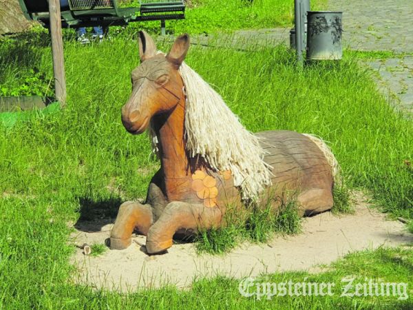 Das Holzpferd heißt jetzt Caramella.
            Foto: Jan Weller