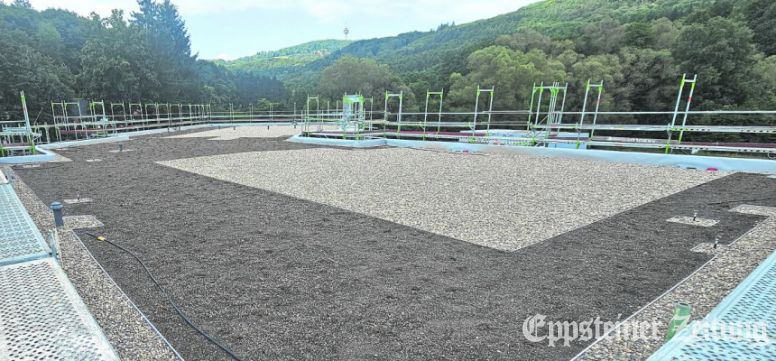 Das Dach des neuen Kindergartens in Vockenhausen ist vorbereitet für den Aufbau einer Solaranlage, die in Kürze montiert wird. Die umliegenden Flächen sind als Gründach ausgebildet, damit Regenwasser versickern kann und nicht den Kanal belastet. Foto: Stadt Eppstein