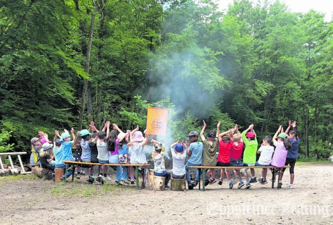 Auch dieses Jahr fanden viele Besuchergruppen aus Kitas und Grundschulen den Weg zum Kohlemeiler.Foto: privat