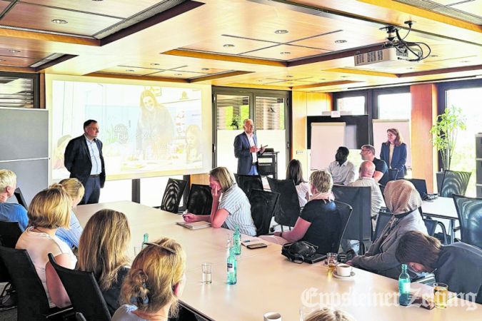 Start des InSL-Sprachbildungsprogramms im Main-Taunus-Kreis (stehend v. l.): Kreisbeigeordneter Axel Fink, Landrat Michael Cyriax und Dr. Kristina Edel vom Verein InSL) Foto: MTK-Pressestelle