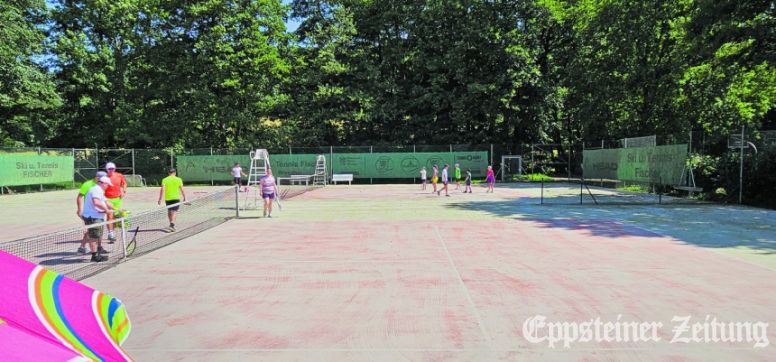 Alle Generationen beim Training auf dem Platz.Foto: privat