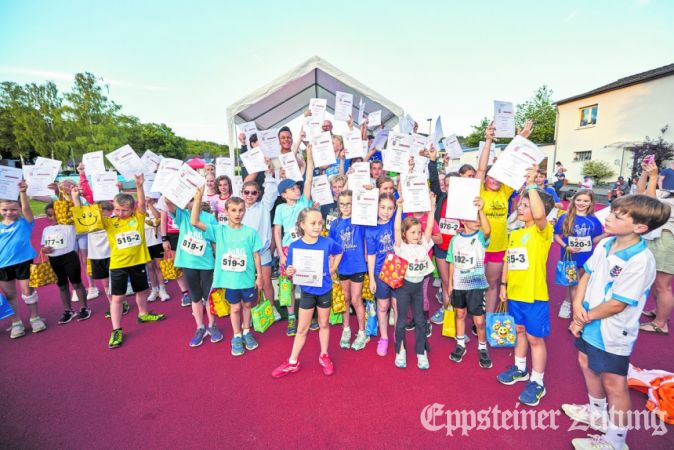 Die Bühne ist für die große Siegerehrung der 60 Staffel-Läuferinnen und Läufer zu klein. Stolz zeigen die Kinder ihre Urkunden und Geschenktüten.Foto: Walter Adler/adler/photoart.de