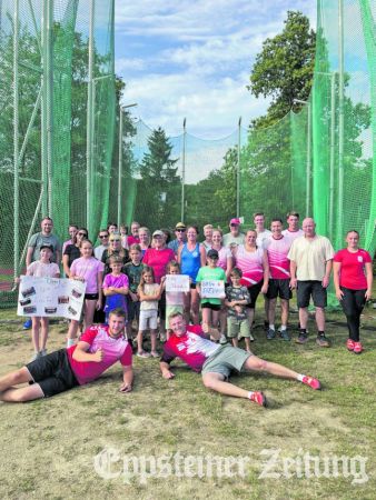 Athleten und Zuschauer freuen sich mit Tim Steinfurth und Kai Hurych (vorne liegend) über den sportlichen Erfolg. Foto: privat