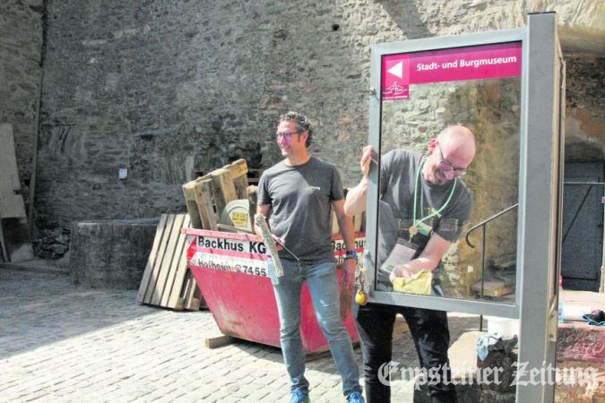 Die Süwag-Mitarbeiter Ansgar Gerling (re.) und Alex Racky nahmen sich als letztes Fenster des Burgmuseums den Schaukasten vor. Der Container im Hintergrund ist noch ein Überbleibsel des Gerüsts zur Mauersanierung, das noch bis vor wenigen Tagen im Burghof stand.Foto: bpa