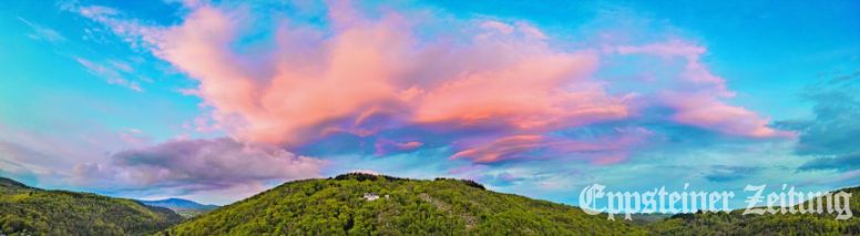 Dramatisches Wolkenspiel über dem Staufen und der Burgstadt – Sonnenuntergang in Eppstein.Foto: Ulrich Häfner