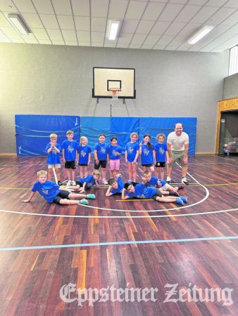 Basketball-Bambinis des TSV Vockenhausen mit ihrem Trainer Dominik Stieler (r.).Foto: privat