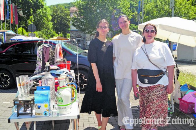 Adisa Ljajic (r.) mit ihren Töchtern ist sehr zufrieden und freut sich schon auf den Flohmarkt im kommenden Jahr. Foto: Helga Mischker