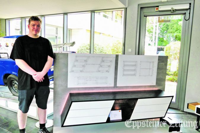 Thomas Draber, Lehrling bei der Eppsteiner Firma „Bremthaler Möbel“, mit seinem Gesellenstück, einem Sideboard Foto: Innung