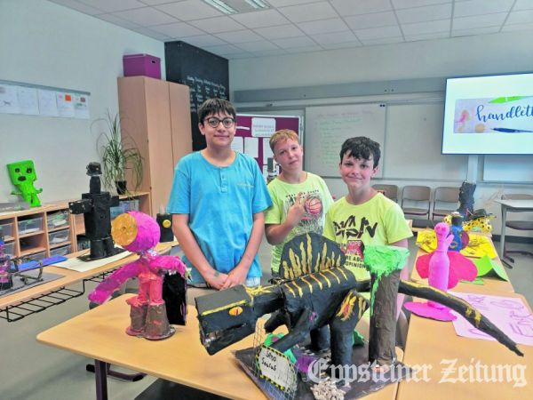 Den Spinosaurier bauten die Schüler im Projekt „Recycling“ aus Abfällen.Foto: Caren Lewinsky