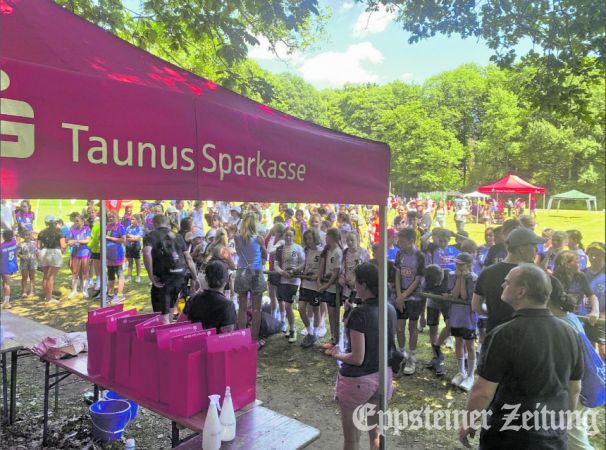 54. Rennewäms-Cup: Warten auf die Sigerehrung beim Handball-Rasenturnier der HSG EppLa. Foto: privat
