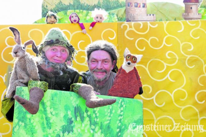 Gabi Mohr als Rumpelstilzchen und Gieselbert Hoffmann mit den Tierfiguren Hase und Fuchs.Foto: Frauke Frerichs-Gundt