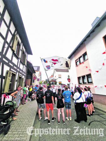 Jan Morgenstern schwenkt die Fahne der Kerbegesellschaft Amor beim Zug durch die Neugasse.Fotos: Ute Mauer