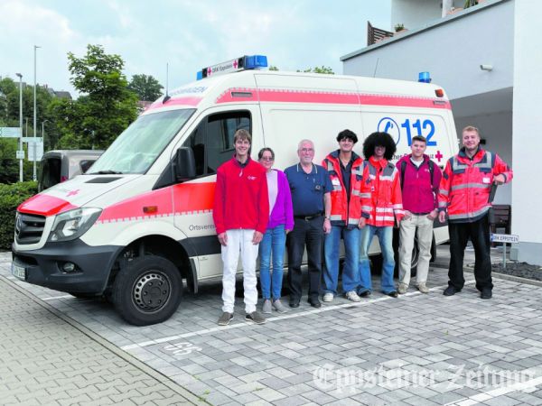 Silke und Stephan Racky (2., 3. v.l.) vom DRK-Vorstand mit dem Team der Mitgliedergewinnung.Foto: S. Hofmann
