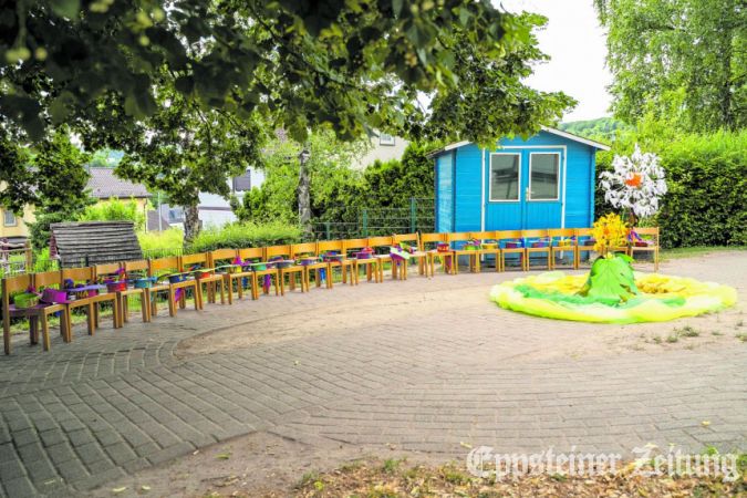 Für jedes Vorschulkind wurde ein individuell gebastelter College-Hut auf sein Stühlchen im Garten gelegt. Zum Abschied flogen die Hüte dann in die Luft. Foto: Stadt Eppstein