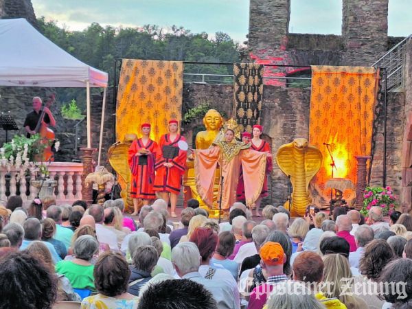 Mit prächtigen Kostümen und Kulissen entführte die Opera Classica Europa die Festspielbesucher ins „Land des Lächelns“.Foto: Juliane Rödl