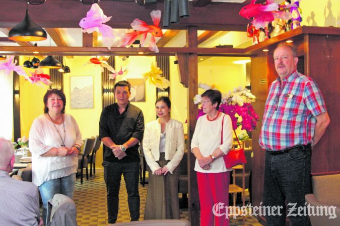 Daniela Wißkirchen (l.) und Ehemann Ralf Großkopf (r.) begrüßen  mit Tuan Le Manh und Ehefrau Ha die Gäste. Edith Wißkirchen (2. v.r.) stammt aus dem Traditionsgasthaus.Foto: Julia Palmert