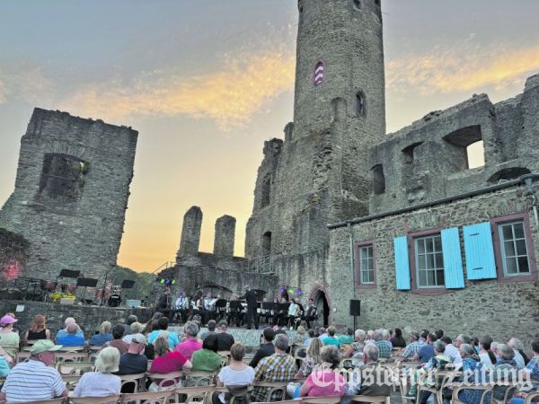 Sonnenuntergang auf der Burg bei Akkordeon-Musik – ein besonderes Erlebnis mit zwei Akkordeon Jugendorchestern.Foto: Frauke Frerichs-Gundt