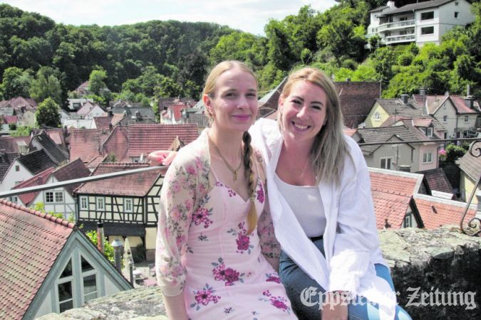 Nathalie Wolz (li.) wird das nächste Burgfräulein des Burgvereins. Ihr zur Seite steht Nicole Mackovic, die schon Vorgängerin Luise I. unter ihre Fittiche nahm.Foto: Beate Schuchard-Palmert