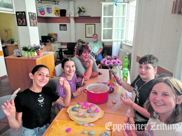 Die ganze Truppe um Andrea Kopecky-Mauer (Mitte) kostet das deliziöse Mandelgebäck.Foto: Caren Lewinsky