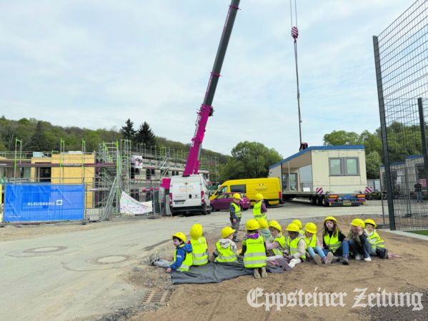 Die Kita-Kinder aus Vockenhausen beobachten im Frühjahr die Bauarbeiten und bekamen eigens kleine Sicherheitshelme dafür.
            Foto: Sabrina Reulecke