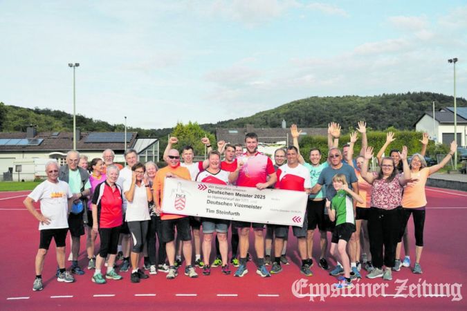 Jubelnde Begrüßung für Leichtathletik-Star Tim Steinfurth (Mitte). Die TSG-Familie bereitete dem 20-jährigen Zwei-Meter-Mann nach den Deutschen Finals einen fröhlichen Empfang.Foto: privat