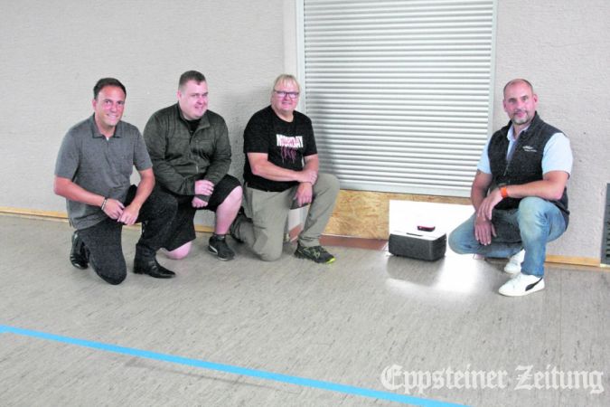 Wie die Katze vor dem Mauseloch warten Bürgermeister Alexander Simon, TSG-Sportwart Jan Rudolph, Vorsitzender Bernd Weil und Fachberater Alexander Thillmann (v.l.) auf den kleinen Reinigungsroboter mit der großen Wirkung, der im Küchentrakt parkt. Foto: jp