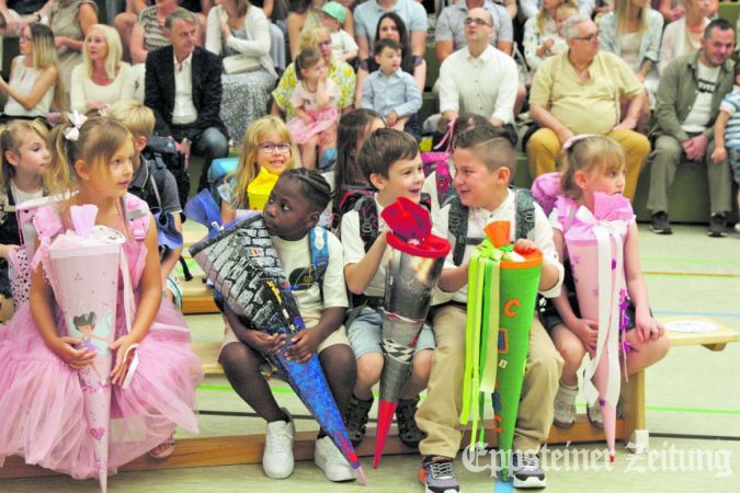 Die Burg-Schule lud zur Einschulungsfeier in die Bienroth-Halle ein – Aufgeregt warteten die Kinder, bis ihr Name und ihre Klasse aufgerufen wurden.Foto: Beate Schuchard-Palmert