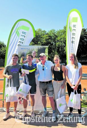 Siegerehrung: Jonas Grasmück, TC Sprendlingen, zweiter Platz Herren, Sieger Herren Luca Junker vom TC Wetzlar, Sponsor Frank Reber, Siegerin Damen Louanne Djafari vom TC Sindelfingen, und Lena Lauderbach, TC Kaiserslautern, zweiter Platz Damen (v.l.).Foto: privat