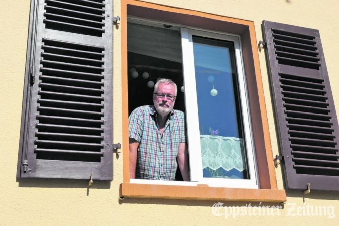 Peer Steyer blickt aus einem der Fenster mit den frisch aufgearbeiteten Läden.Foto: Beate Schuchard-Palmert