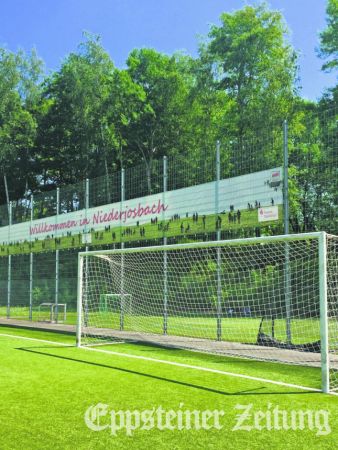 Das Transparent „Willkommen in Niederjosbach” grüßt die Besucher auf dem Sportplatz des TuS 1890 Niederjosbach.Archivfoto EZ