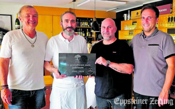 Frank Reber vom TC Eppstein (l.) und Bürgermeister Alexander Simon (r.) gratulieren Aldo und Leonardo Grasso.Foto: Stadt Eppstein
