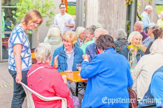 Pfarrerin Ivonne Heinrich (l.) plaudert mit Gästen beim Sommerfest. Foto: Ulrich Häfner