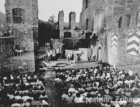 1950 fanden die ersten Burgfestspiele nach dem Krieg statt. Foto von 1950: Burgmuseum Eppstein.
