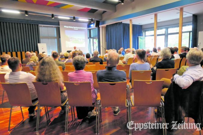 Der Blaue Saal war gut besucht beim Bürgerdialog zur Zukunft der Sparkassenakademie. Die Präsentationen von Stadt und Anwohnerinitiative sind auf unserer Webseite www.eppsteiner-zeitung.de unter „Aktuelle Beilagen“ zu finden.Foto: Beate Schuchard-Palmert