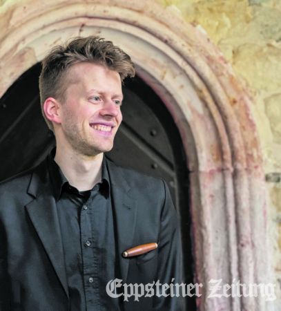 Melchior Kupke pilgert mit dem Cembalo. 
            Foto: Veranstalter
