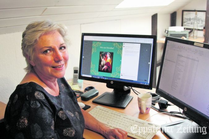 Karin Seemayer an ihrem Schreibtisch.
            Foto: Beate Schuchard-Palmert