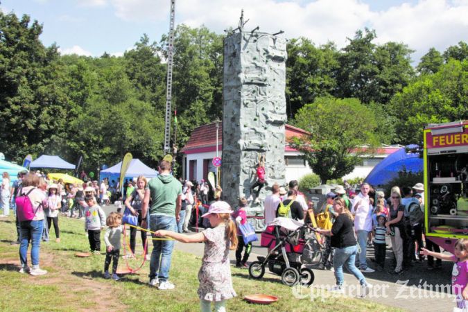 Der große Kletterturm war eine der neuen Attraktionen beim Spiel- und Sportfest in Ehlhalten.
            Foto: Julia Palmert