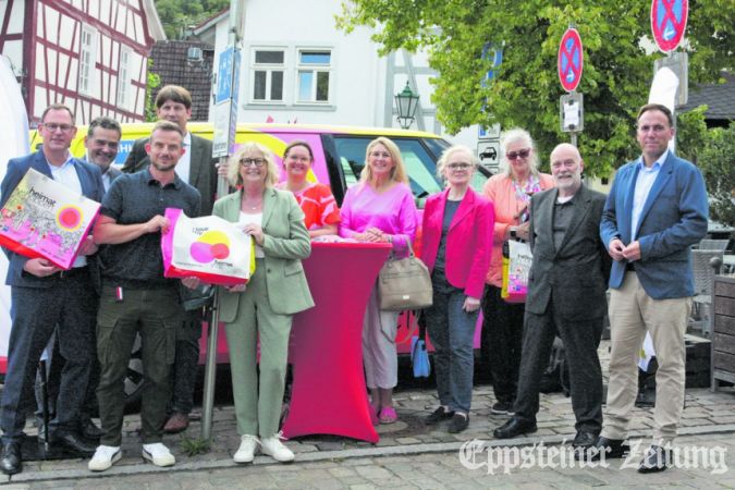 Vertreter der IHK, der Stadt, des Magistrats und des Eppsteiner Gewerbevereins IHH nahmen am Heimat-shoppen-Rundgang teil.Foto: Beate Schuchard-Palmert