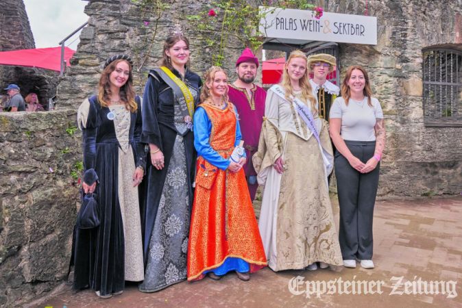Gekrönte Häupter: Burgfräulein Málva I. aus Königstein (2. v.l.) mit ihrer Hofdame Victoria (l.), Burgfräulein Nathalie I., Junker Patrick, Luise I., Junker Daniel und Nicole Mackovic (v.l.).
            Foto: Walter Adler/adler-photoart.de