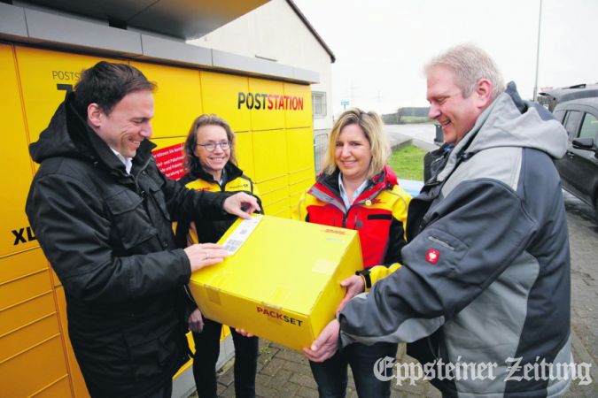 Im März 2023 testen Bürgermeister Alexander Simon, Gabriele Schulz und Daria Klein von der Deutschen Post und Ortsvorsteher Guido Ernst (v.l.) die neue Poststation.Foto: Bernd Georg, Deutsche Post