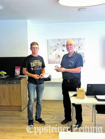 Mathias Menke bekommt den „Goldenen Wagenheber“ von Stephan Racky überreicht (v.l.). Foto: privat